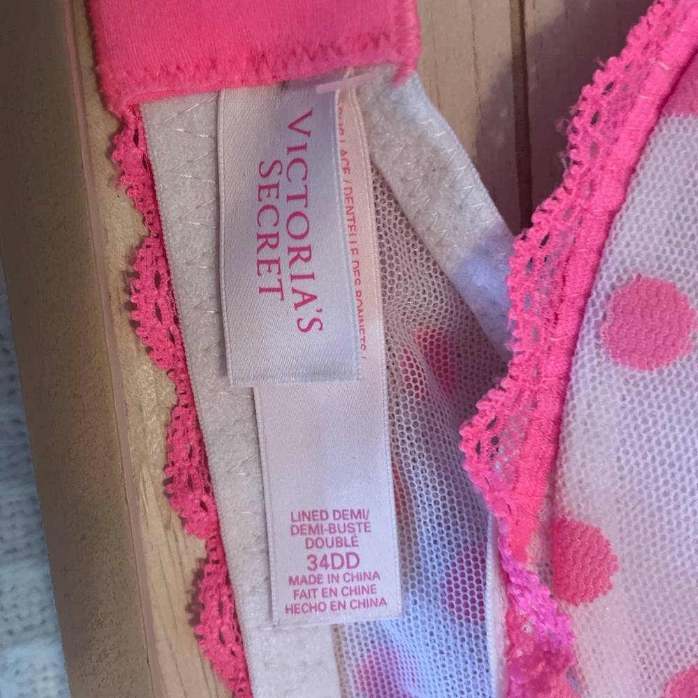 NWOT Victoria’s Secret lace bra - Picture 3 of 3